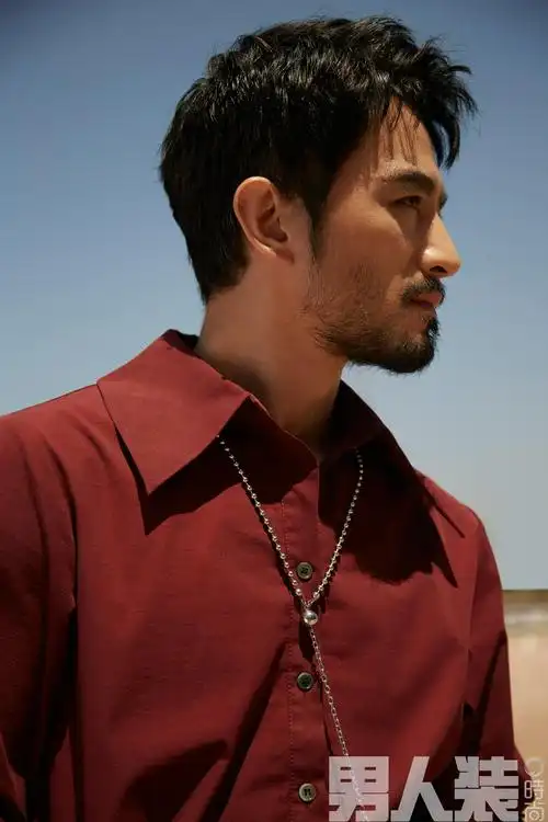 张晓晨男人装曝光随性自由黑白反转眼神深邃