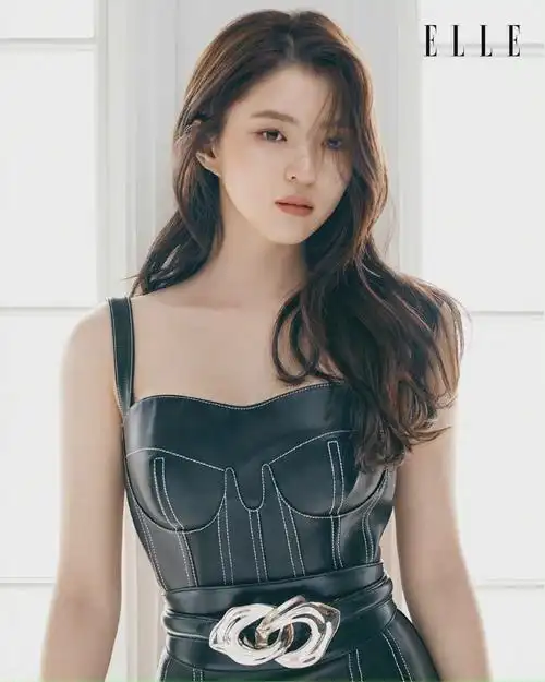 韩素希港版elle四月刊封面女郎