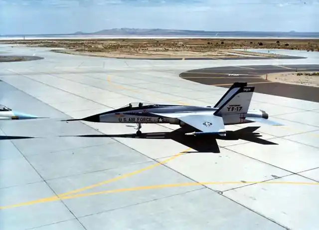 yf-17战斗机因为机翼前缘板条的造型获得了"眼镜蛇"的绰号,原型机在