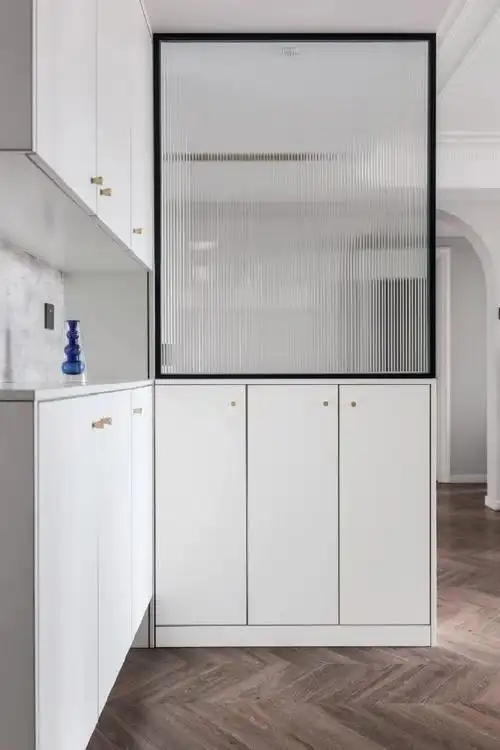 玄关处采用了复古玻璃隔断,柜子大面积采用了白色.