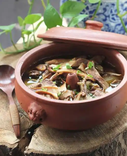 食谱:清蒸小公鸡材料:小公鸡1只,姬松茸干片30克.