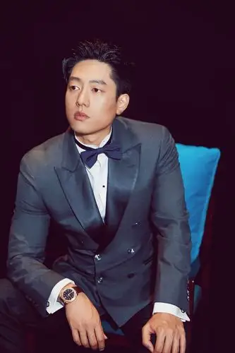 凌潇肃亮相时尚盛典 "侧颜杀"呈现完美线条