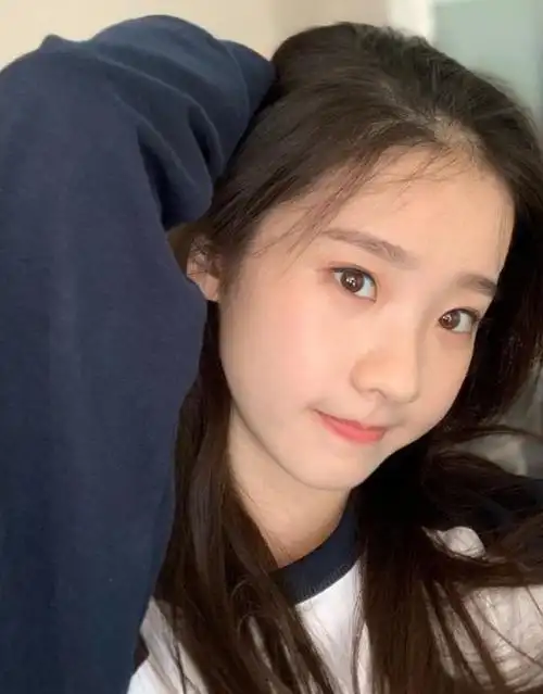 不懂为何张艺凡只留长直发看她曾经的卷发形象这谁能认得出