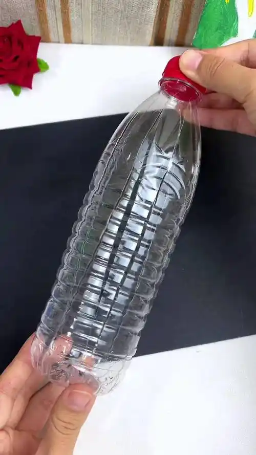 马上就要过年啦,一起用家里的矿泉水瓶来做这个简单漂亮的大红灯笼吧