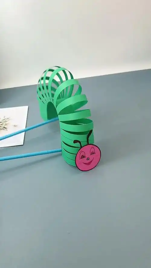 儿童创意手工一张正方形纸做会动的毛毛虫