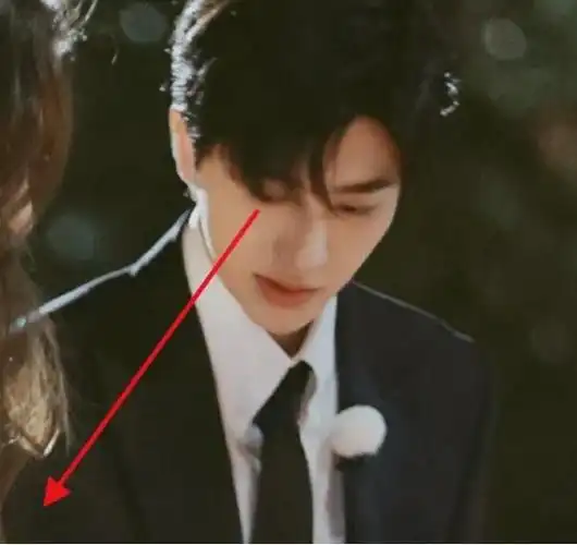 蔡徐坤帮baby提裙子,有谁注意他的眼神?瞬间看出人品