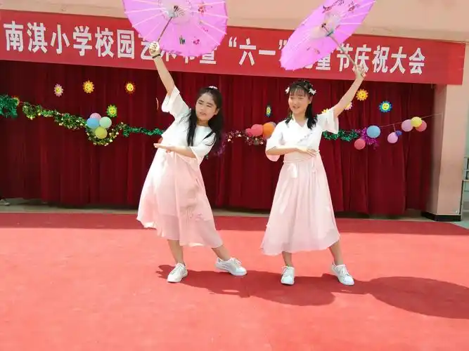 六年级学生张芝茵,宋佳乐表演的舞蹈《江南夜》.