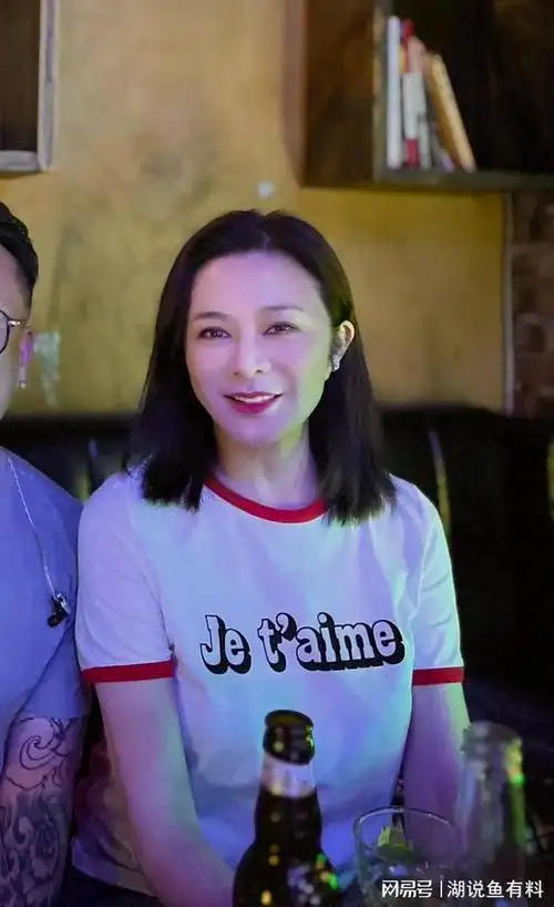 关之琳大理酒吧纵情热舞,同桌男士疑似新欢曾被曝甘做第三者|马清伟