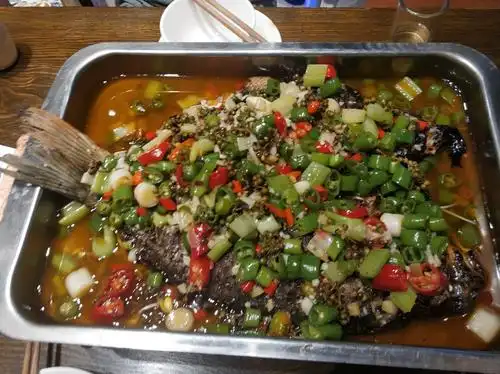 晚饭时,我们去万州一家小有名气的烤鱼点吃本地特色烤鱼(就餐时,突然