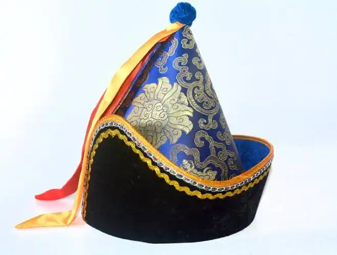 p>蒙古礼帽是一种椭圆形的,四周有一圈宽边檐的帽子,多为黑色,棕色或