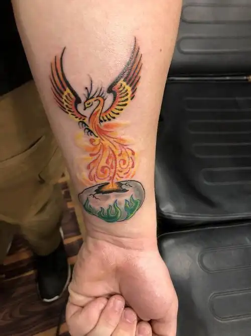 手臂纹身素材 男生手臂上浴火重生的凤凰纹身图案
