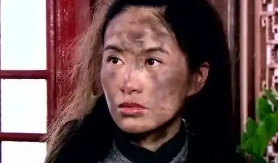 女疯子来讨饭小伙子不嫌弃还给她饭吃一年后女疯子却救他一命