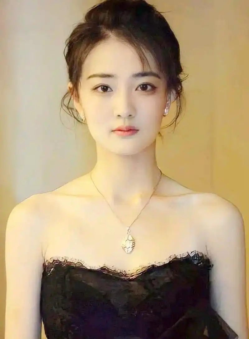 第一次见到徐璐是在《甄嬛传》,甄玉娆的表现让人印象深刻.