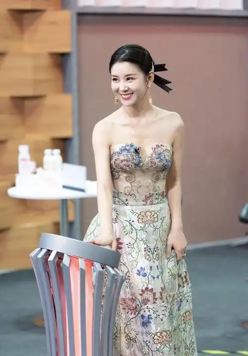 圆脸女神李小萌穿着抹胸绣裙秀苗条身材任谁不心动