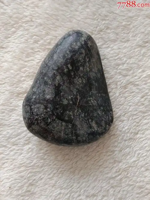 新疆天然和田墨玉自然原皮圆润自然手感滑腻舒适爱不释手原籽文房镇纸