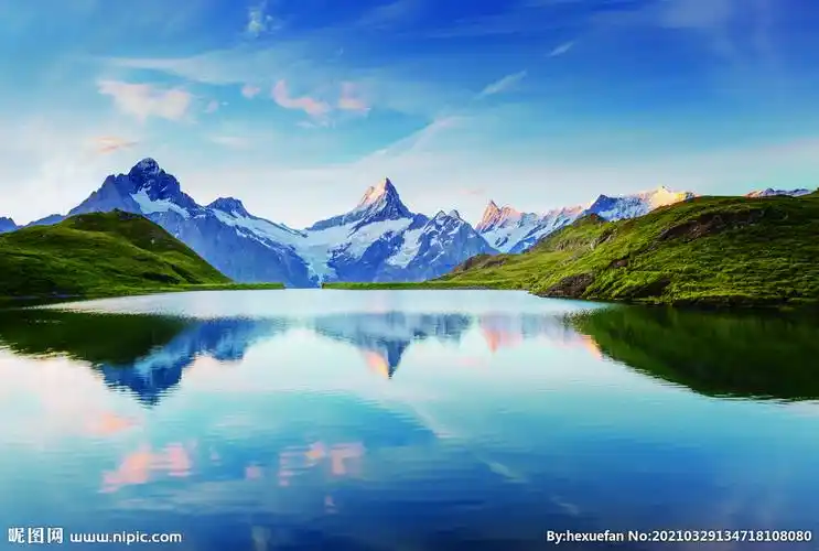 倒影在湖面上的远处雪山图片