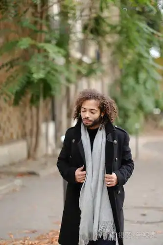 欢乐黑白混血儿的家伙摇头与蓬松的头发和笑