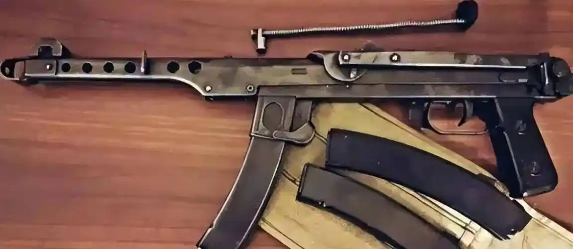 根据前线战士从战场上总结的反馈,56式冲锋枪在开火时枪口火焰与噪音