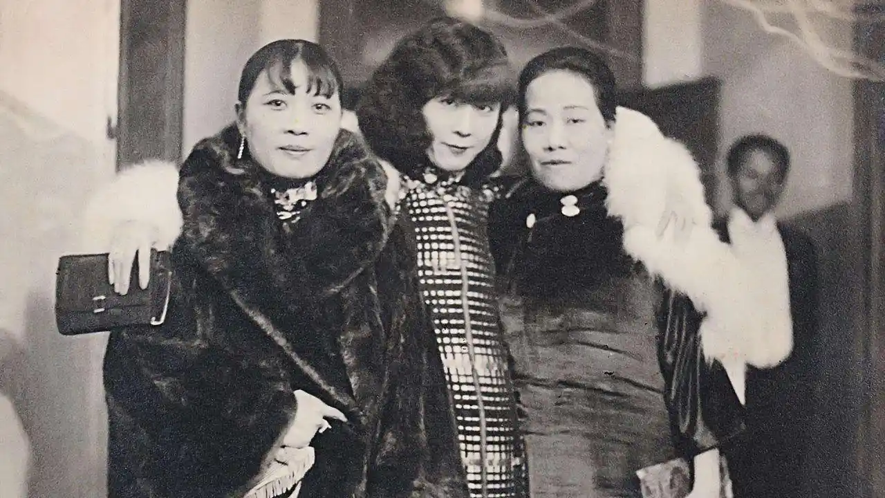 后来,张学良与赵四小姐坠入爱河,于凤至得知后并没有像正常人的反应