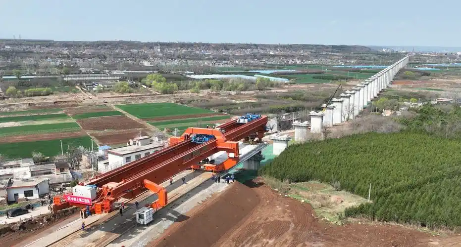 西十高铁陕西段全线首孔箱梁成功架设