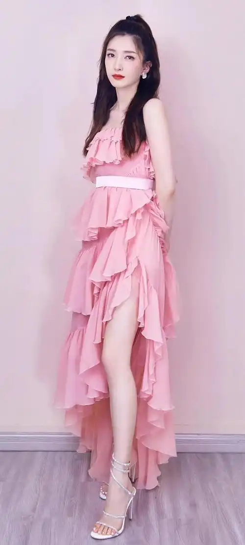 江疏影粉色罗马长裙露香肩尽显完美好身材