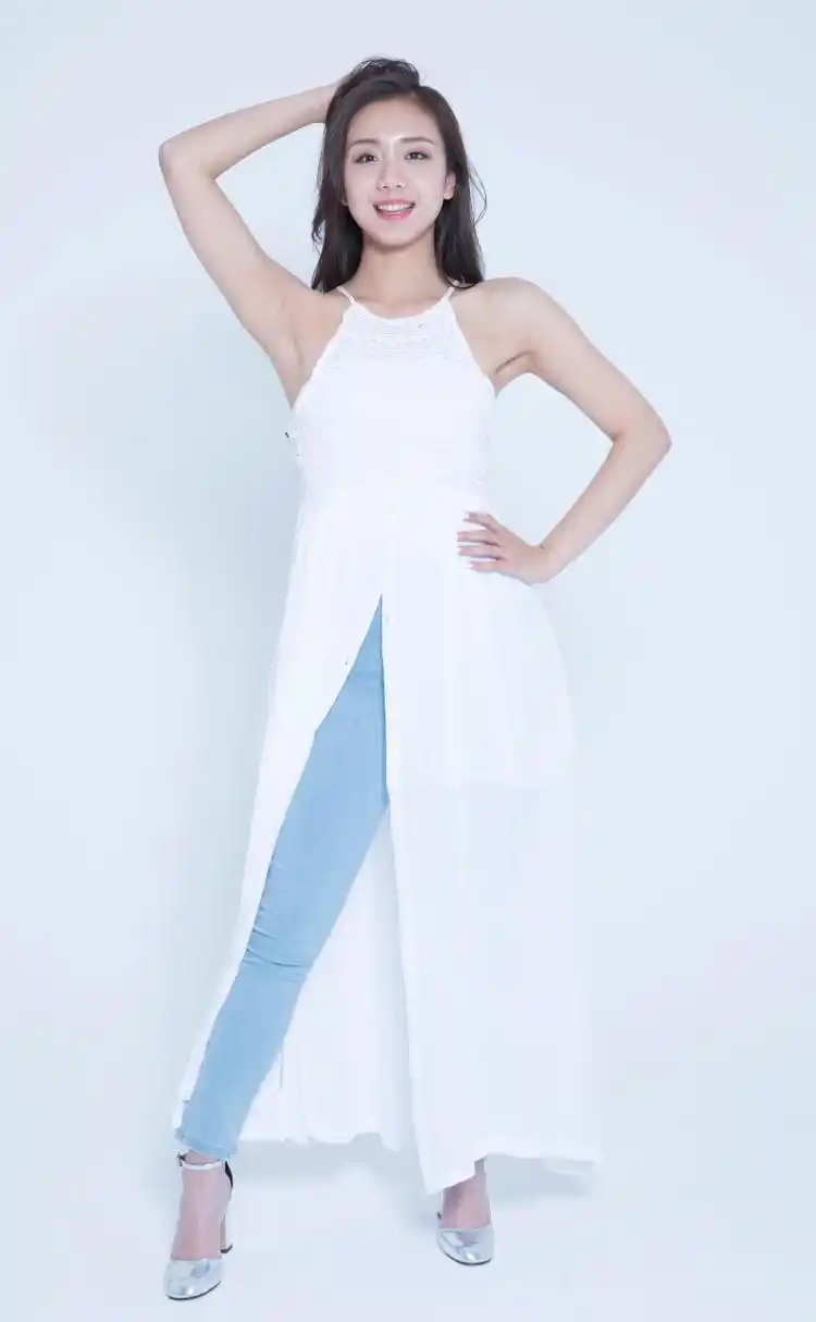 来看看《漫长的季节》里小露的饰演者曾淇,是不是感觉剧中的造型和戏