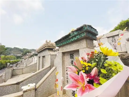 江门长青墓园昨日迎来祭扫高峰.