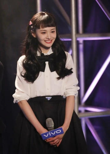 郑爽最新节目造型,齐刘海大波浪卷发如洋娃娃一般,造型师加鸡腿