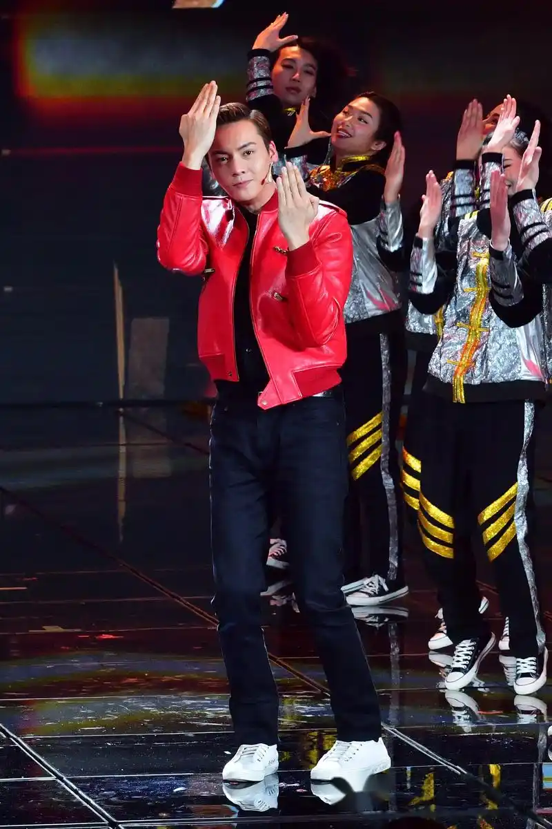 陈伟霆登央视春晚表演《过年迪斯科》,是酷炫的饱饱本人了!
