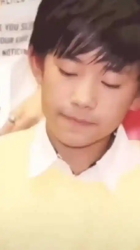 我说没有人懂笑起来的易烊千玺嘛!_新浪新闻