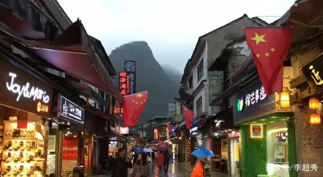 阳朔西街是阳朔县城内的一条步行街是阳朔最古老最繁华的街道