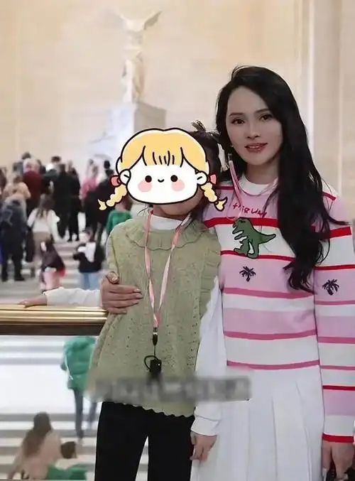 伊能静带女儿参观法国卢浮宫背影年轻又苗条小米粒露脸像奶奶