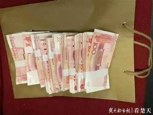 高铁上惊现近10万元现金列车长将其完璧归赵
