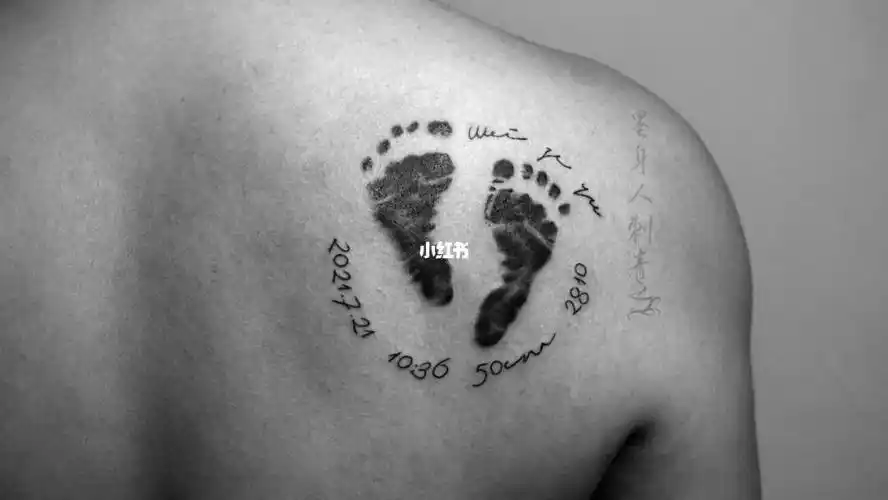 客人带着自家一个多月的宝宝来纹身