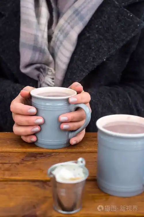 冬天在露天露台上喝一杯热饮料. 雪天的自然和放松