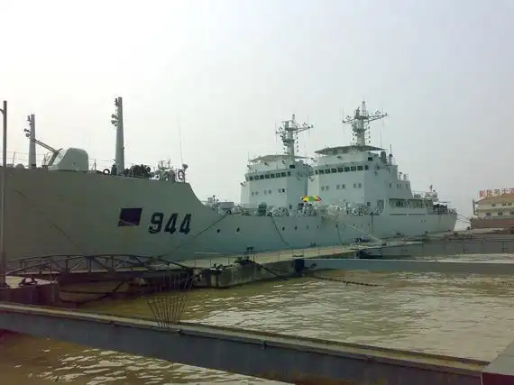 图文中国军港码头上的073a型中型登陆舰