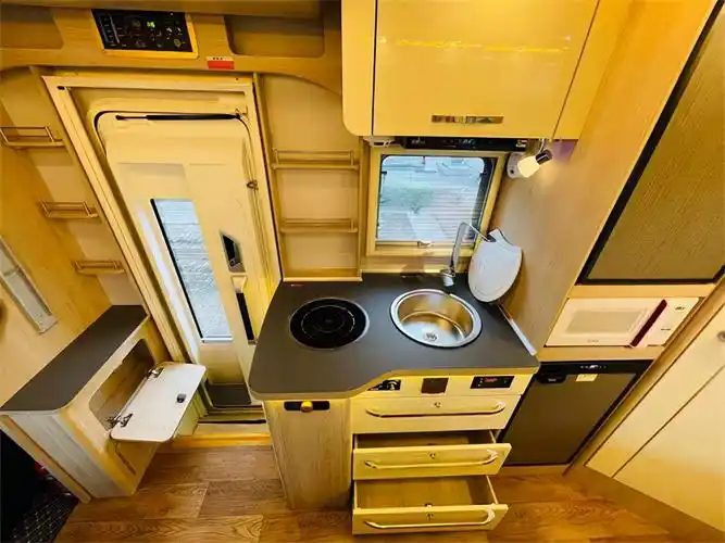 亚特尊致s5小额头依维柯房车展厅现车