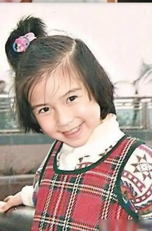 baby罕见小时候照片曝光总有一张惊艳到你真的是从小美到大