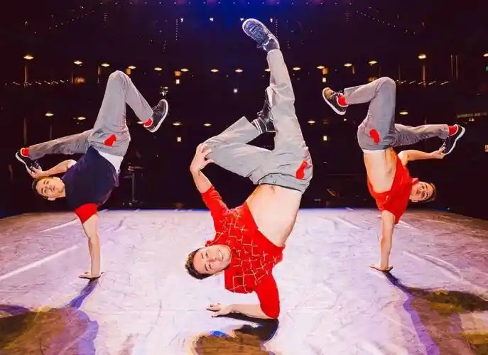 飞步舞团来自柏林的飞步舞团曾四次获得霹雳舞世界冠军,是一个屡获