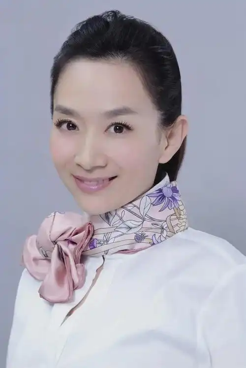 主持人王芳:24岁辞去铁饭碗,嫁大15岁的教授,独自产检生女