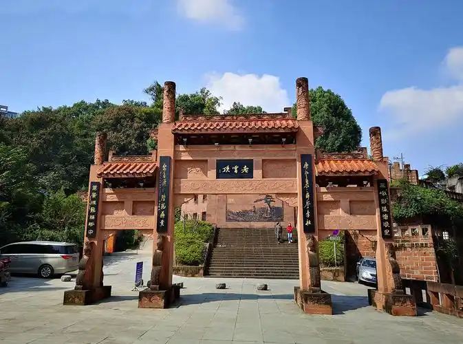 老霄顶是嘉州的至高点,亦称高标山.