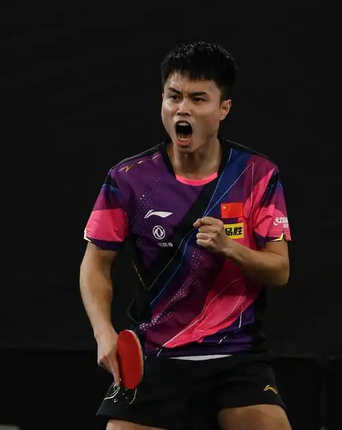 (体育)乒乓球——wtt多哈挑战赛:周启豪首轮晋级