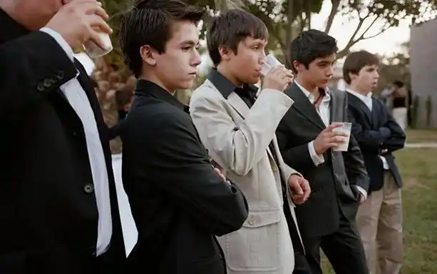 一组纪实照片直击上流社会生活, 吃饭用金碟子