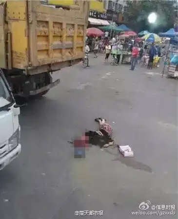广东女生走路打手机遭货车碾爆头