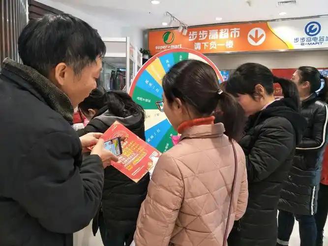 孟总手拿宣传单,电信不限流量套餐资费详细跟客户解释.