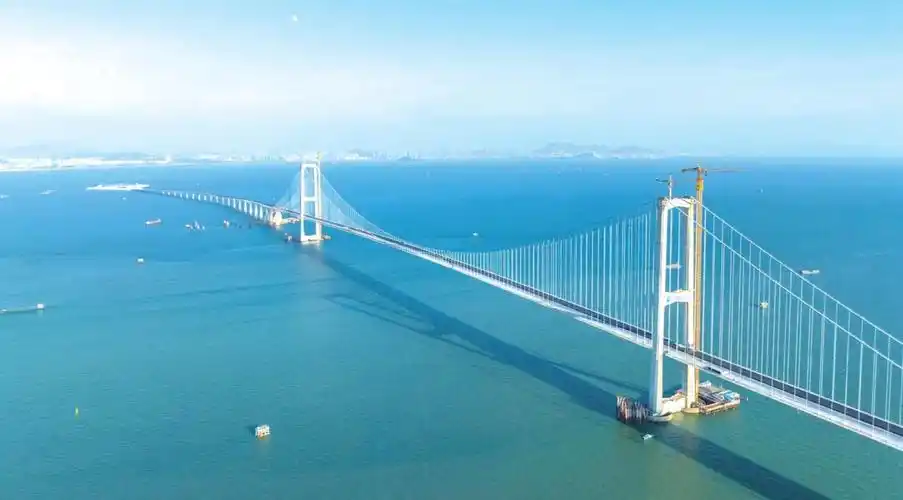 深中通道将与已建成的港珠澳大桥,南沙大桥,虎门大桥等,共同组成大