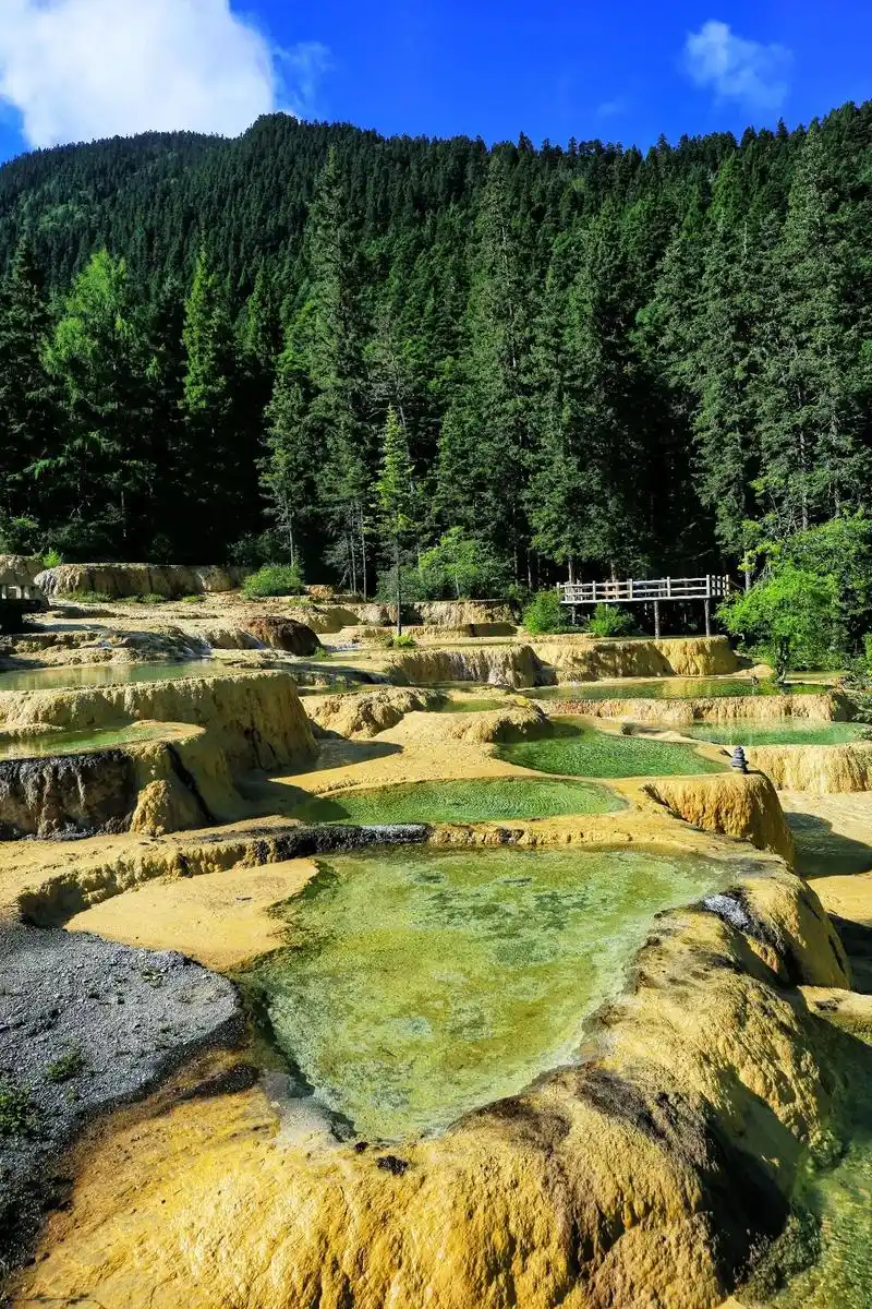 四川黄龙风景区是国家5a级旅游圣地.即是国家地质公园也是国家 - 抖音