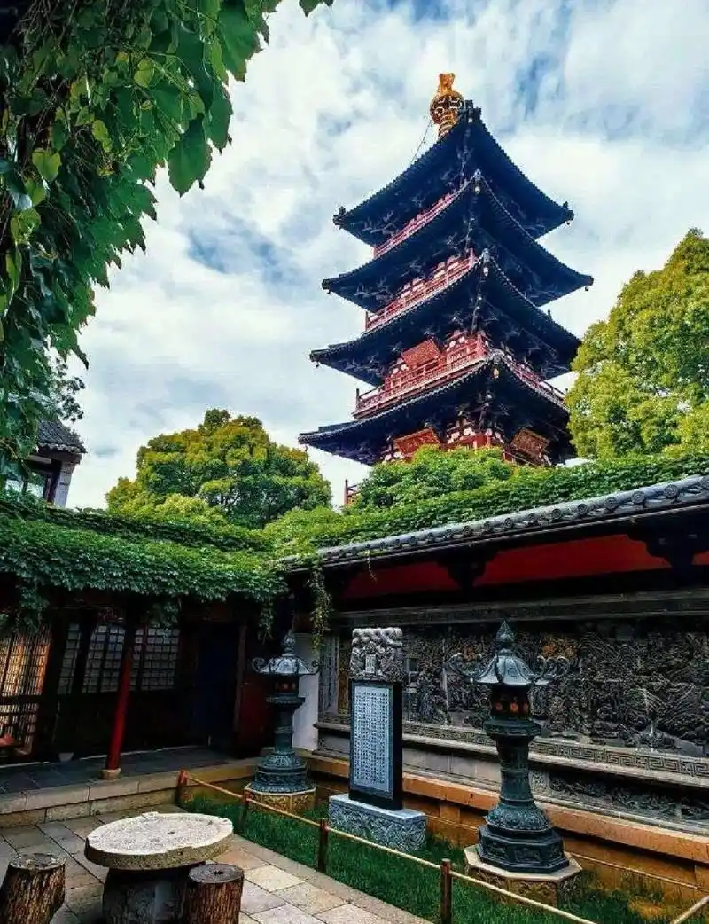 寒山寺风景如画 寒山寺曾是中国十大名寺之一,寺内古迹甚多,有张继诗