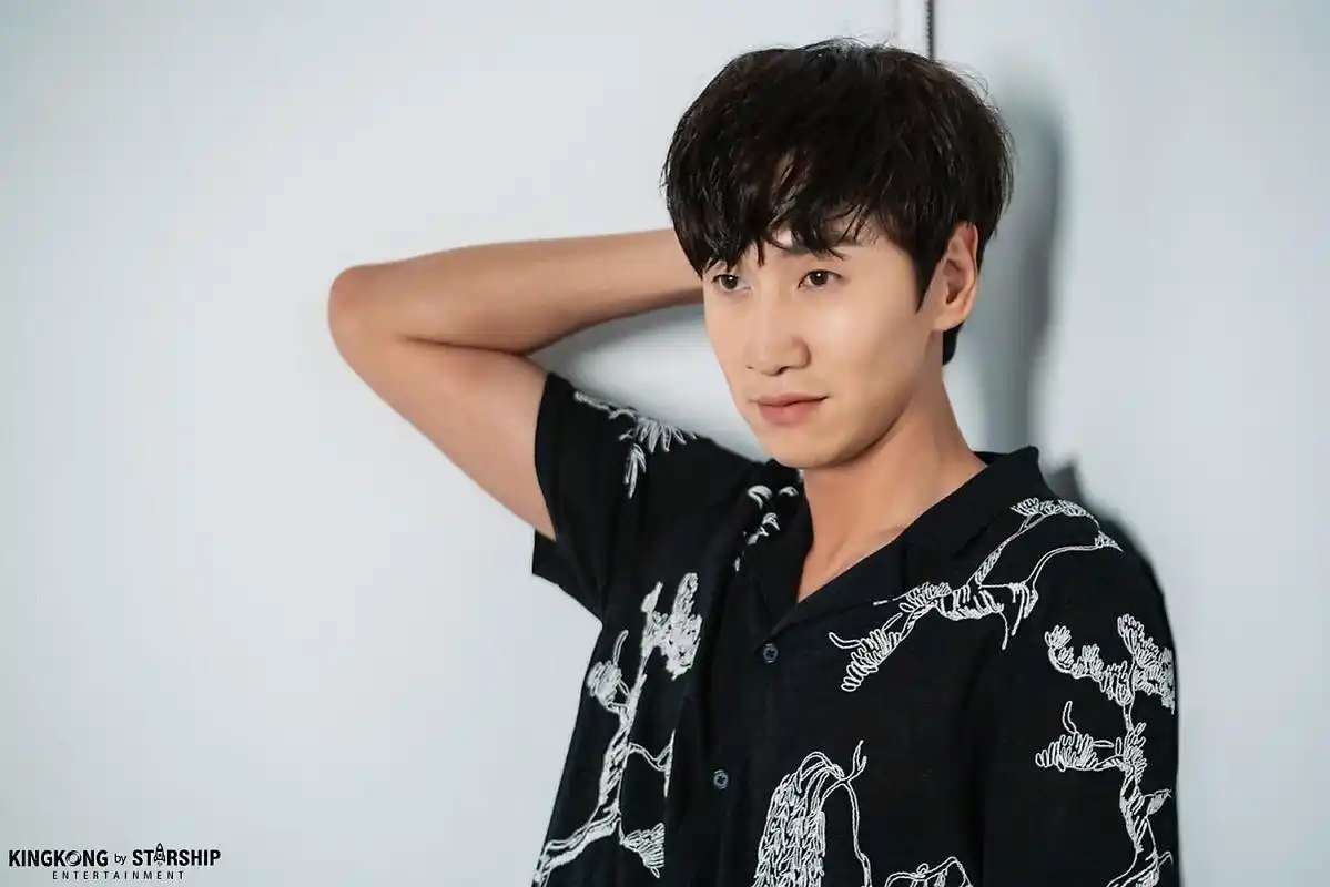 李光洙画报拍摄花絮照公开!是个帅气的大暖男啊!