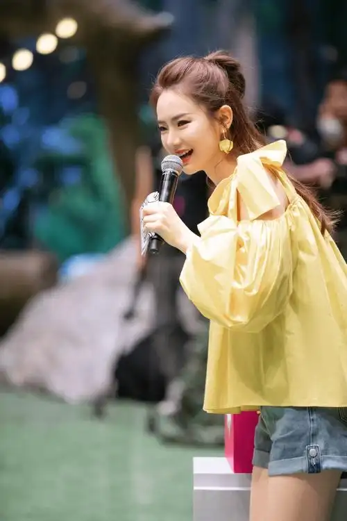 原创戚薇亮黄色上衣实力抢镜尽显优雅与俏皮不愧是娱乐圈时尚达人